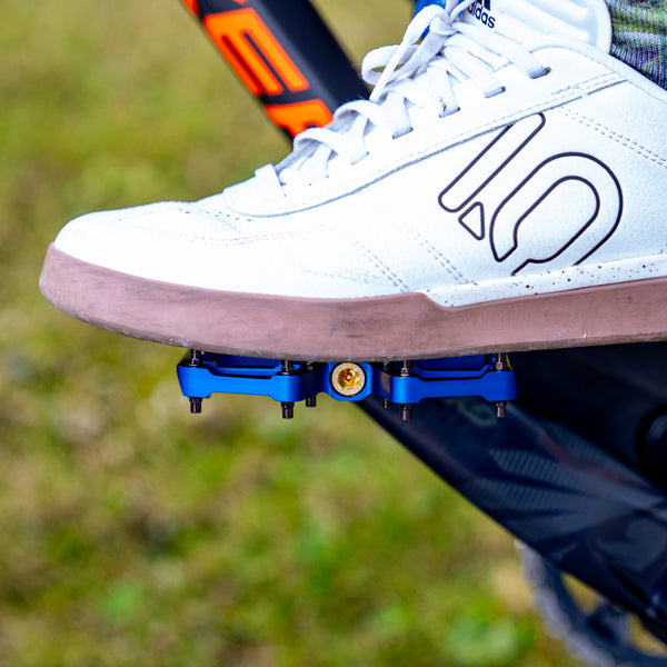 Flaches, leichtes Flat-Pedal mit Titanachse