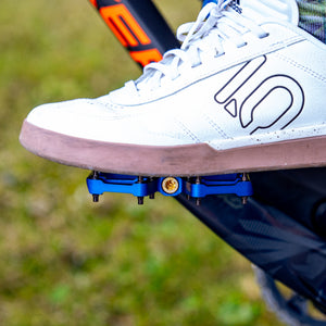 Flaches, leichtes Flat-Pedal mit Titanachse