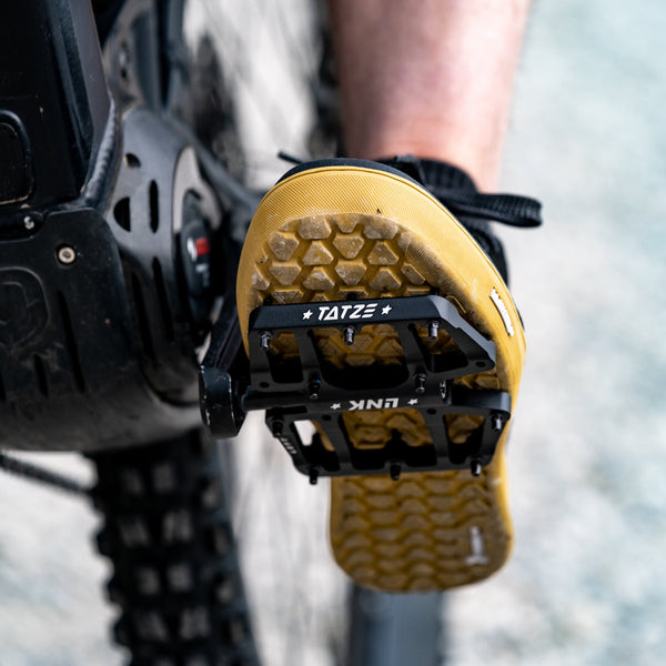 Flaches, leichtes Flat-Pedal mit Titanachse